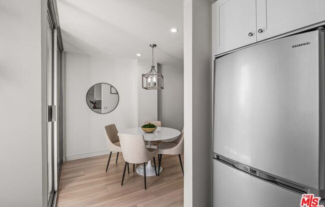 2 beds, 2 baths, 900 sqft, $4,000, Unit 806