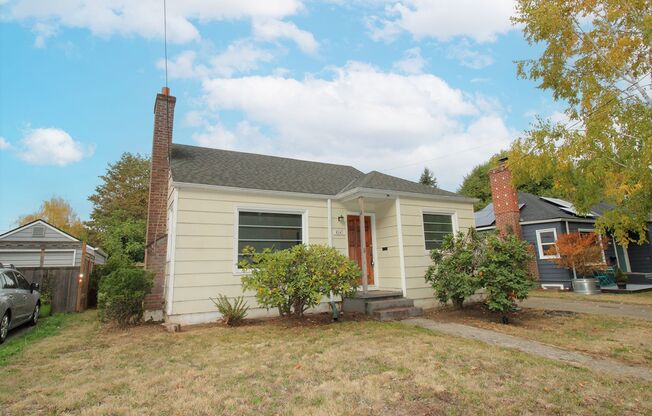 Updated 3 Bedroom 1940’s Concordia Ranchalow Across from Fernhill Park