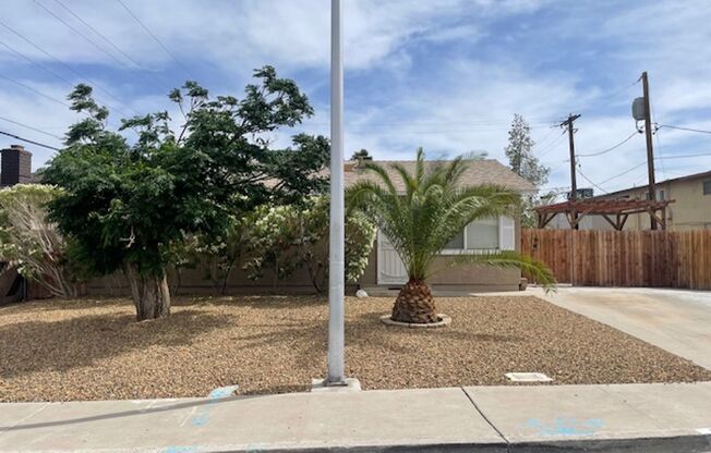 Great Centrally Located Property W/ Pool Near Proximities to Downtown and Strip!!!!