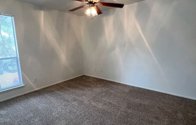 2 beds, 1 bath, 859 sqft, $1,050, Unit 01-003