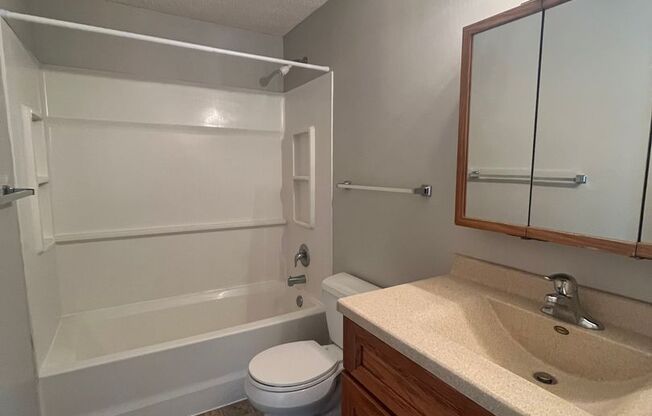2 beds, 1.5 baths, 800 sqft, $875, Unit 4801 Claire #7