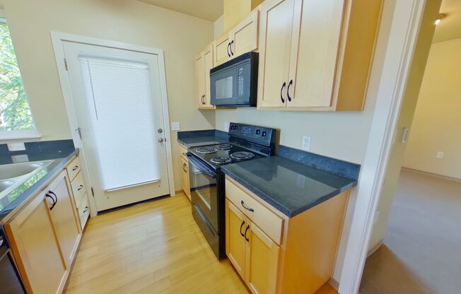 3 beds, 1.5 baths, 848 sqft, $2,400, Unit 307