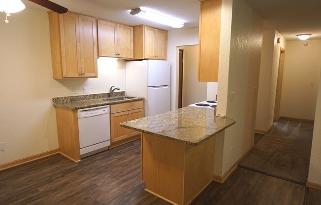 2 beds, 2 baths, 915 sqft, $1,725, Unit 220