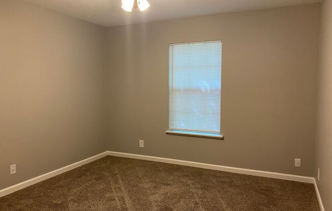 2 beds, 1 bath, 750 sqft, $895