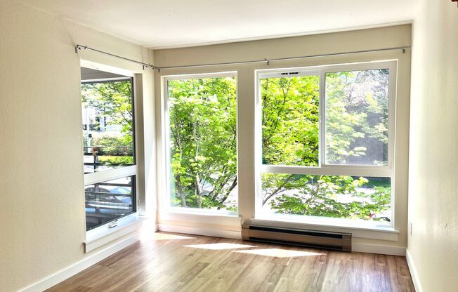 Bright & Airy 2bd Condo Close to Everything!