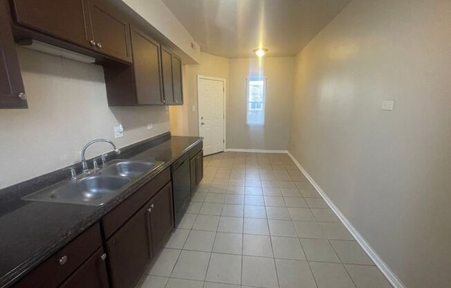 3 beds, 1 bath, $1,200, Unit 7700 #3N