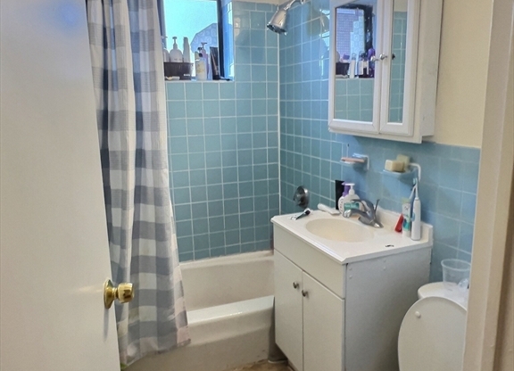 3 beds, 1 bath, 999 sqft, $3,900, Unit 31