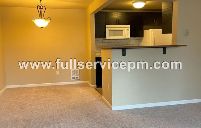 Great Find!!Spacious, condo w/ master