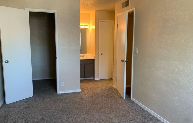 2 beds, 1 bath, 900 sqft, $1,051, Unit 16E
