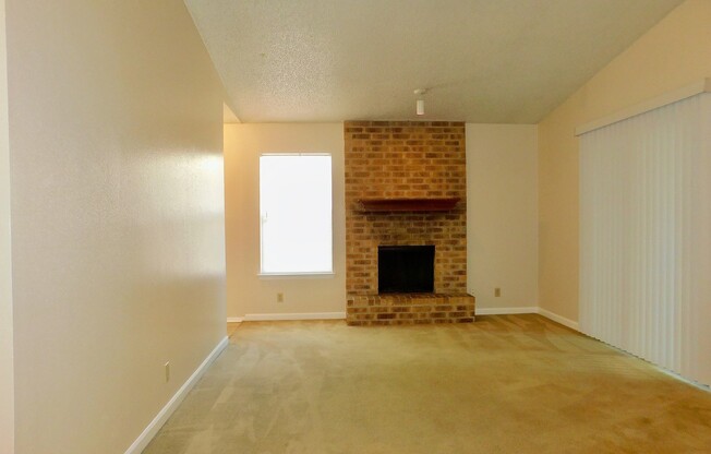 Cozy 2 Bedroom/1 Bath Duplex in Woodstone