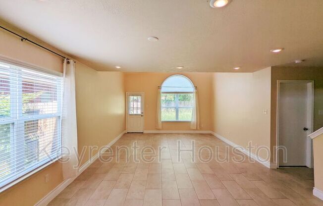 8815 LYNDONNILLE FLS LN
