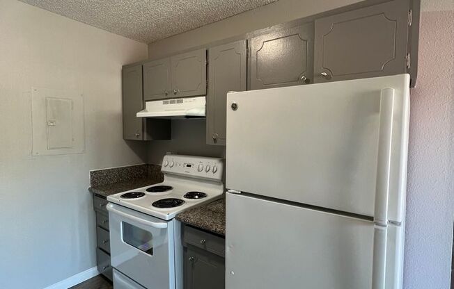 2 beds, 1 bath, 850 sqft, $1,300, Unit 15