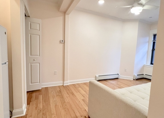 Studio, 1 bath, 309 sqft, $1,800, Unit 15