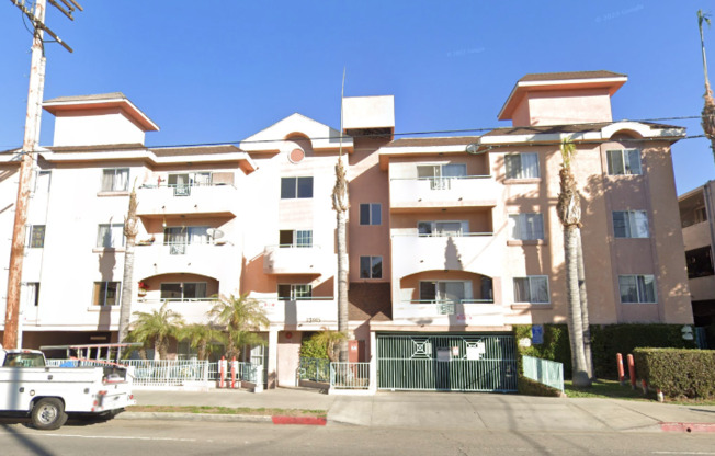 13915 OXNARD ST