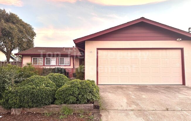 Very nice 4 Bed/2 Bath /1,250 square foot house in Concord available April 1st! Features and amenities include: