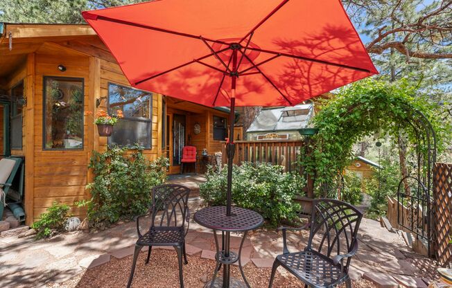 Cozy Green Mountain Falls Cottage