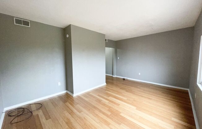 2 beds, 1 bath, $1,400, Unit Apt 2 (Top)