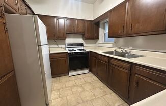 Stunning Three Bedroom on Bates St! Parking, Central Air Conditioning, Large Back Deck & More!! Call Today!!