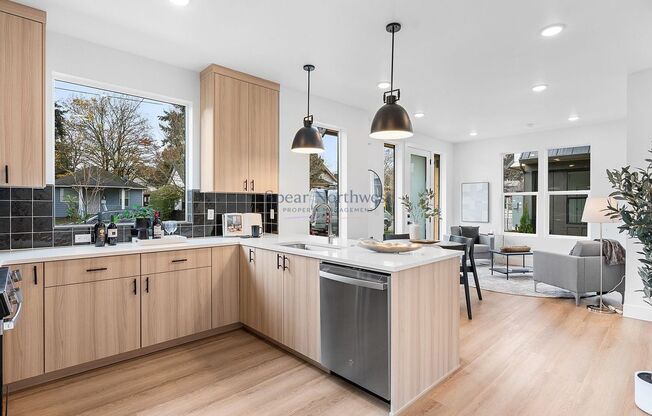 MODERN LUXURY HOME IN UNIVERSITY PARK | 2 BEDROOMS | 2.5 BATHROOMS