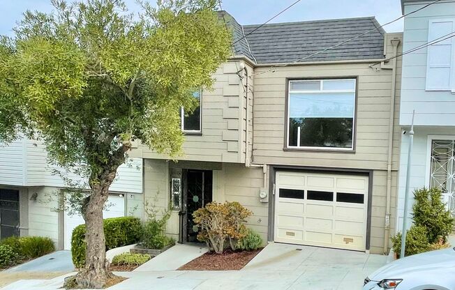 3BD/2BA+Office Classic Portola Home! Parking! Laundry! Decks and Yard! Pet OK! PROGRESSIVE