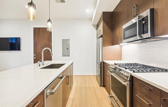 Near NEW 1+1 in NW DC!