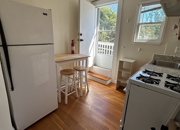 2 beds, 1 bath, $3,000, Unit 3