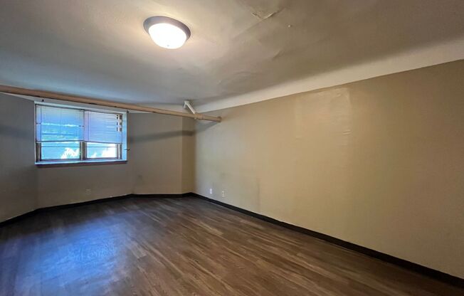 2 beds, 1 bath, 864 sqft, $995, Unit B2