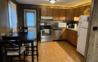 2 Bedroom, Lower Level Duplex on University Ave!