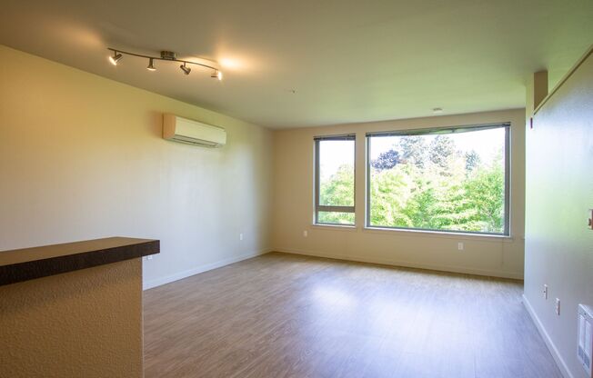 2 WEEKS FREE! Spacious Urban 1 Bed Flat - North Portland Near N. Mississippi & Alberta!