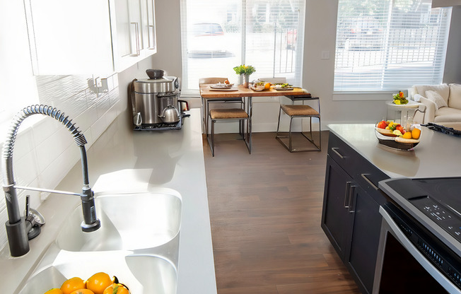 1 bed, 1 bath, 594 sqft, $1,149, Unit 04