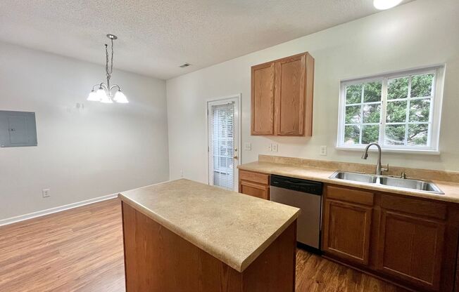 Charming 3BD, 2BA Apex Townhome In a Prime Location Near Tons of Shopping and Dining Options