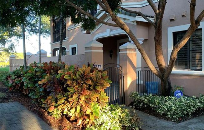 2727 Center Ct Dr # 1-17, Weston, FL 33332