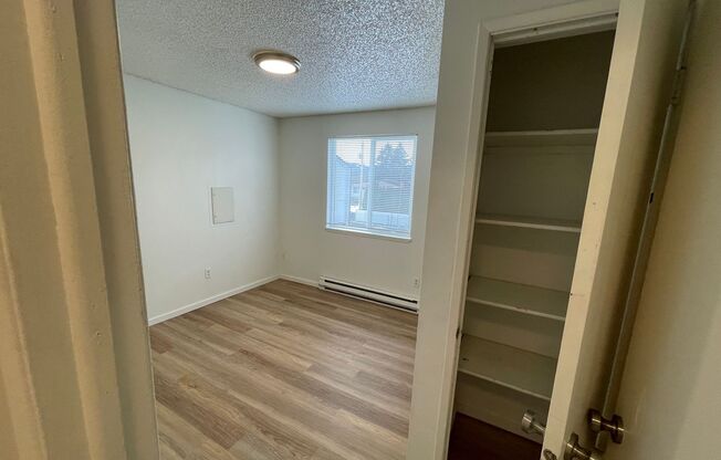 2 beds, 1 bath, 780 sqft, $1,100, Unit 11