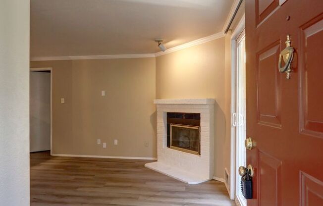 2 Bedroom Ground Floor Condo in the Heart of Woodinville!