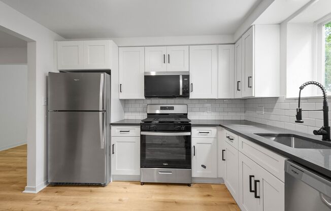 MOVE IN READY! FULLY RENOVATED 2-BEDROOM IN CRAFTON! LEASING SPECIAL AVAILABLE!