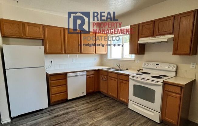 1120 E Poplar