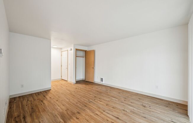 2 beds, 1 bath, 900 sqft, $1,595, Unit 16