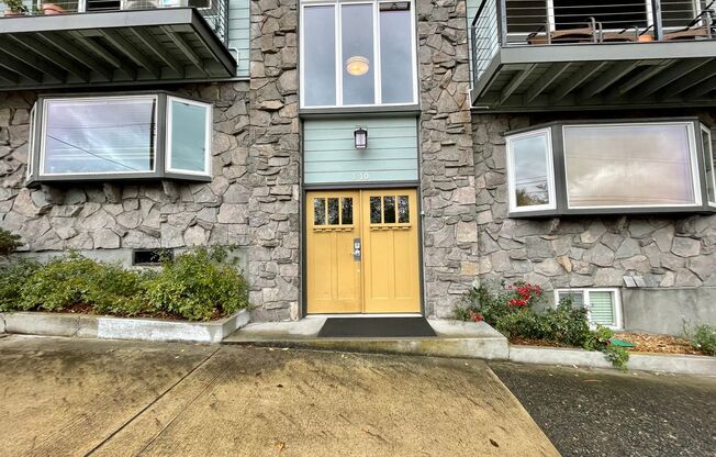 NE Portland~Near Legacy Emanuel & Providence Medical - 2 Bedrooms 2 Baths Condo w/ Reserved Parking & Washer & Dryer!