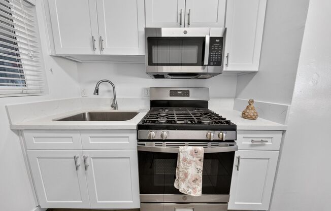 2 beds, 2 baths, $2,800, Unit 017#201