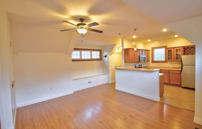 1 bed, 1 bath, 890 sqft, $1,555