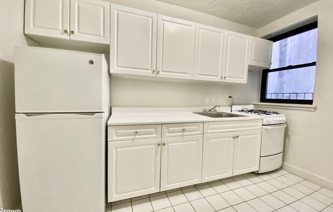 3 beds, 1 bath, $4,500, Unit 3E