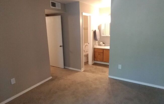 2 beds, 2 baths, 894 sqft, $1,200, Unit 44