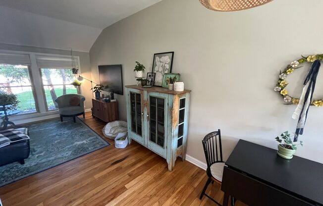 2 beds, 1 bath, $2,000