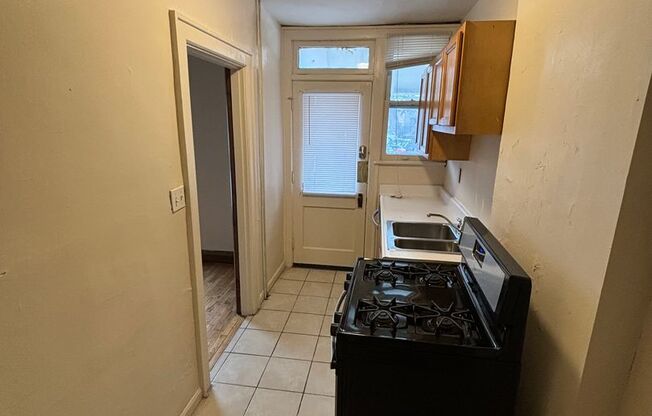 3 beds, 1 bath, $1,000, Unit 291