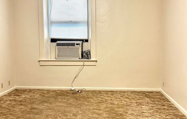 1 bed, 1 bath, $550, Unit 111 1/2 W 7th Apt 2