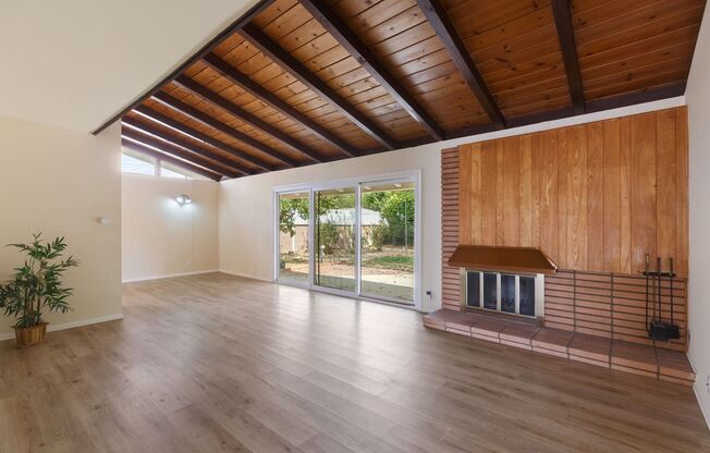 Charming Mid-Century 3-Bedroom Home in Winnetka