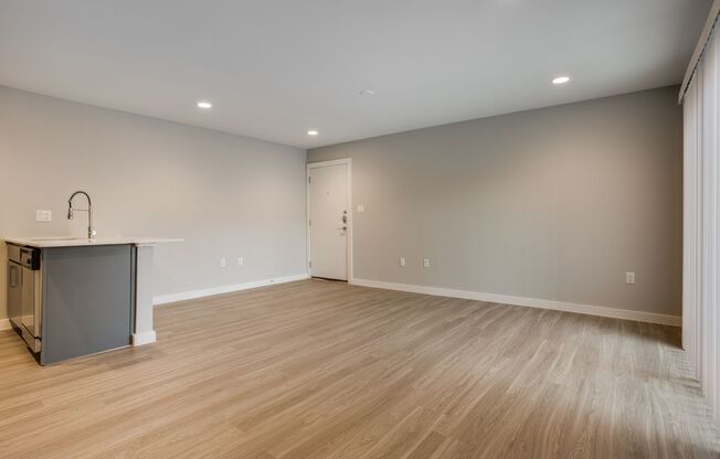 2 beds, 2 baths, 918 sqft, $1,699, Unit 209