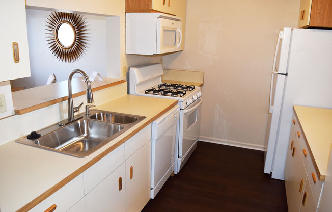Fully Equipped Kitchen at Autumn Lakes Apartments and Townhomes, Mishawaka, 46544