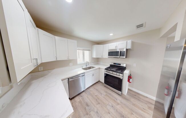 Comfortable 4 Bed 2 Bath House!!