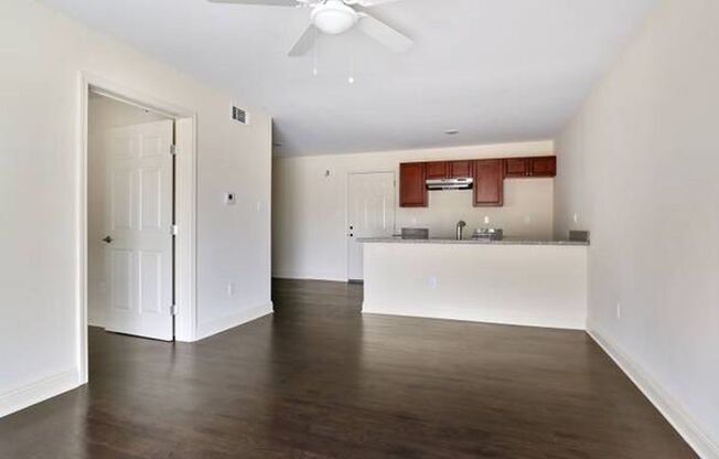 1 bed, 1 bath, $895, Unit F128